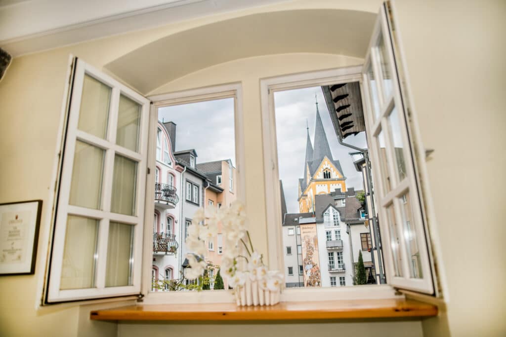 Praxisaufnahme aus dem Wartezimmer auf die historische Altstadt von Koblenz